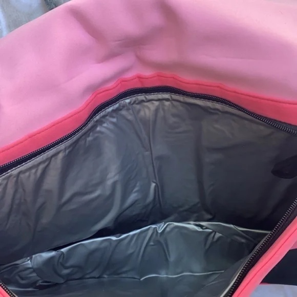 VICTORIAS SECRET | Pink & Black Cooler - Picture 4 of 7